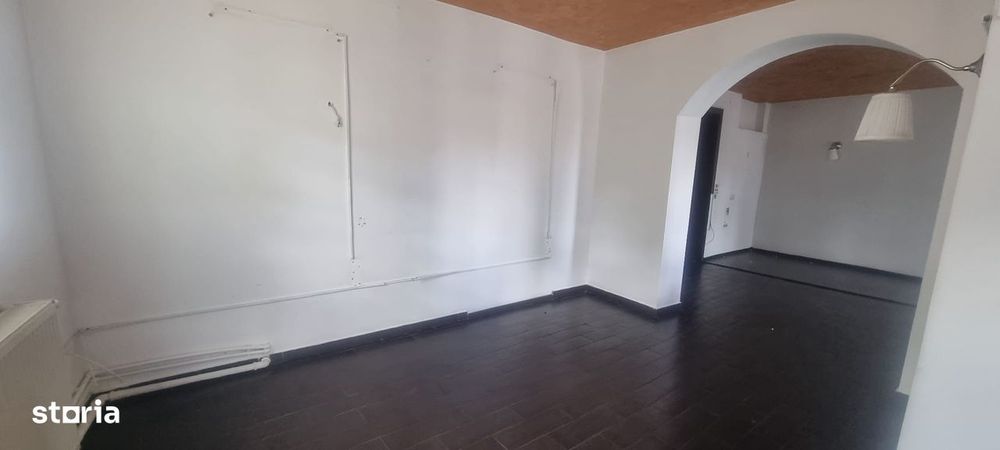 Inchiriez spatiu in Pitesti, ultracen, pretabil cafenea, bar, servicii
