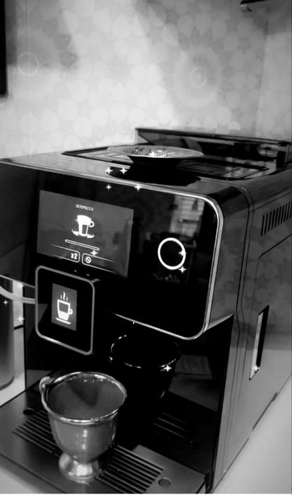 Koffe mashinka  sensrniy avtamatichskiy xolati juda zor 10 yili garant