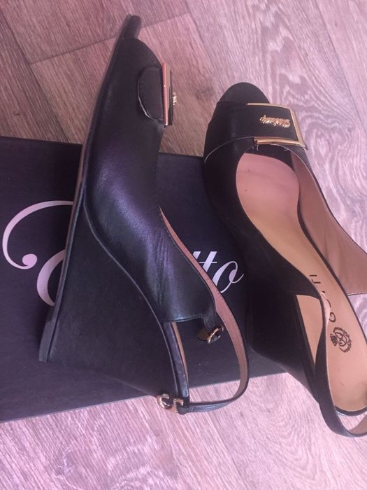 Продам кожанные босаножки