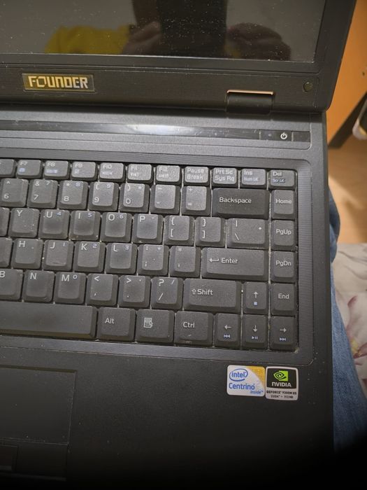 Laptop  founder model rar impecabil