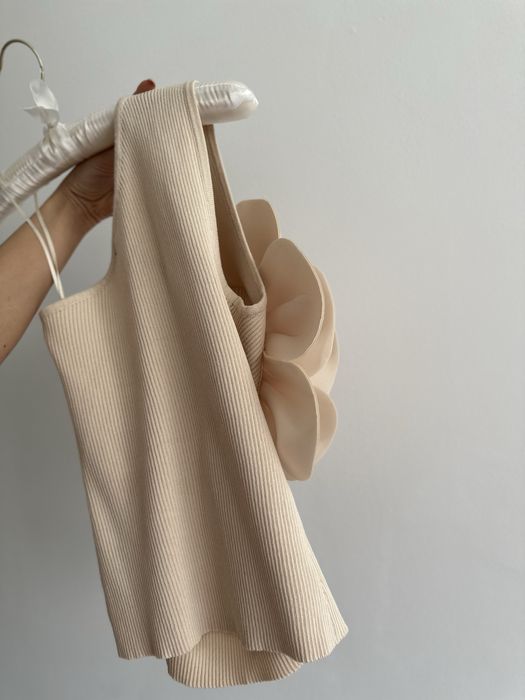 Топ/потник с детайл цвете