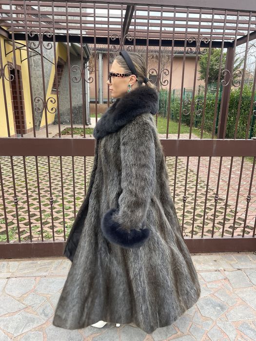 Haina lunga din blana naturala de nutrie cu guler si mansete de vulpe