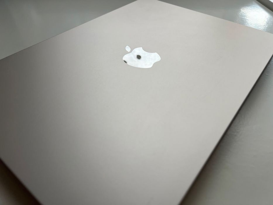Macbook Air M2 - Starlight - 8GB RAM/256GB