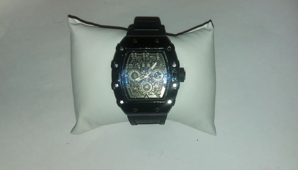 Металлические часы