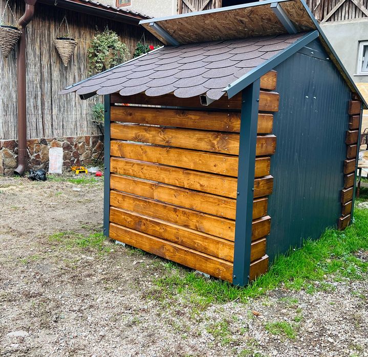 Cusca de câine termoizolata cu panouri sandwich