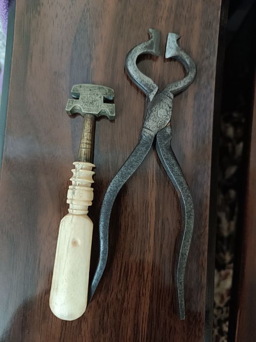 Старинные щипцы и стеклорез