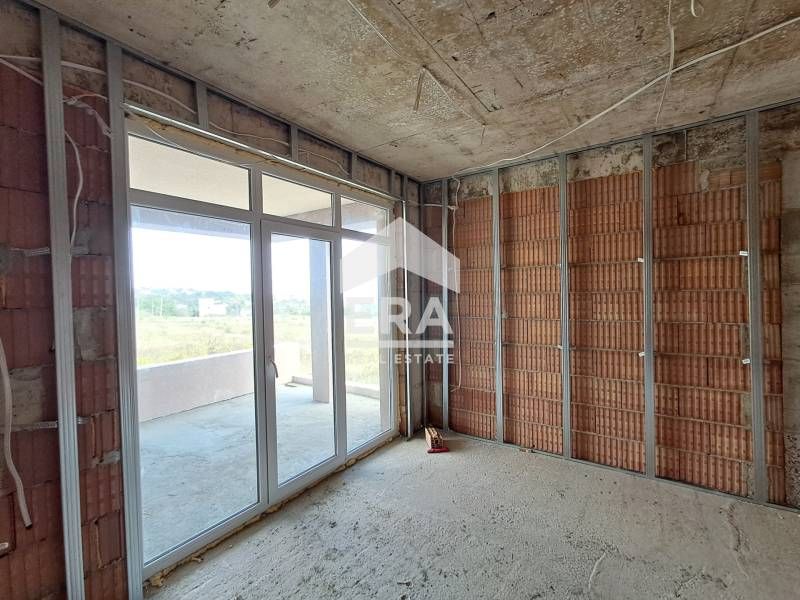 Двуетажна новострояща се къща за продажба, с 4 спални и голяма дневна,