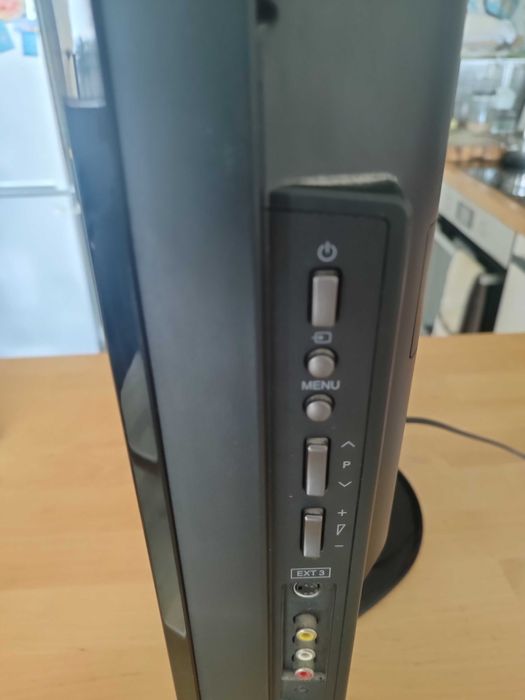 Прдавам телевизор Sharp