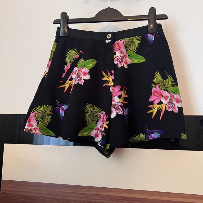 Pantaloni scurti River Island marime 36 S negru model floral