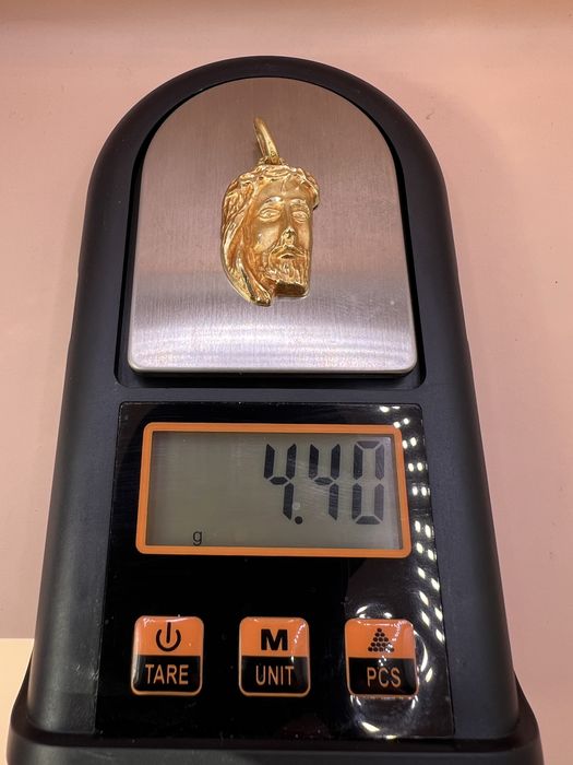 Продам золотой кулон.