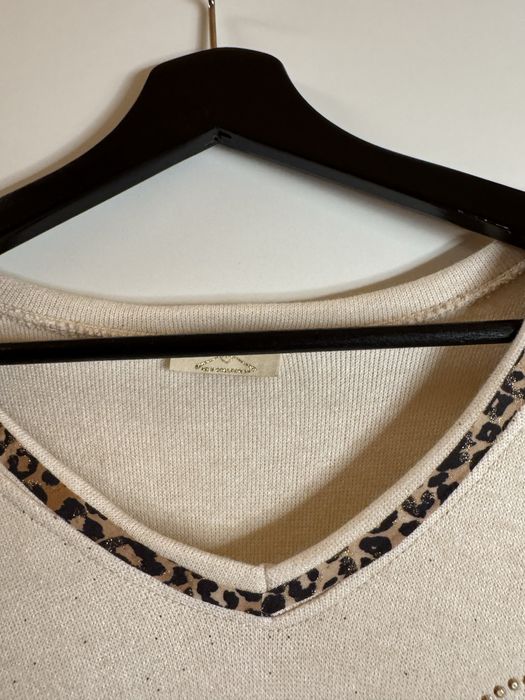 Дълга дамска рокля в светъл цвят.