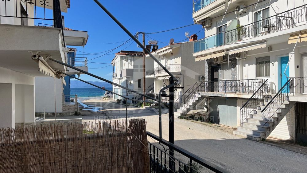 Мезонет с две спални и гледка за продажба в Паралия Офринио, Гърция