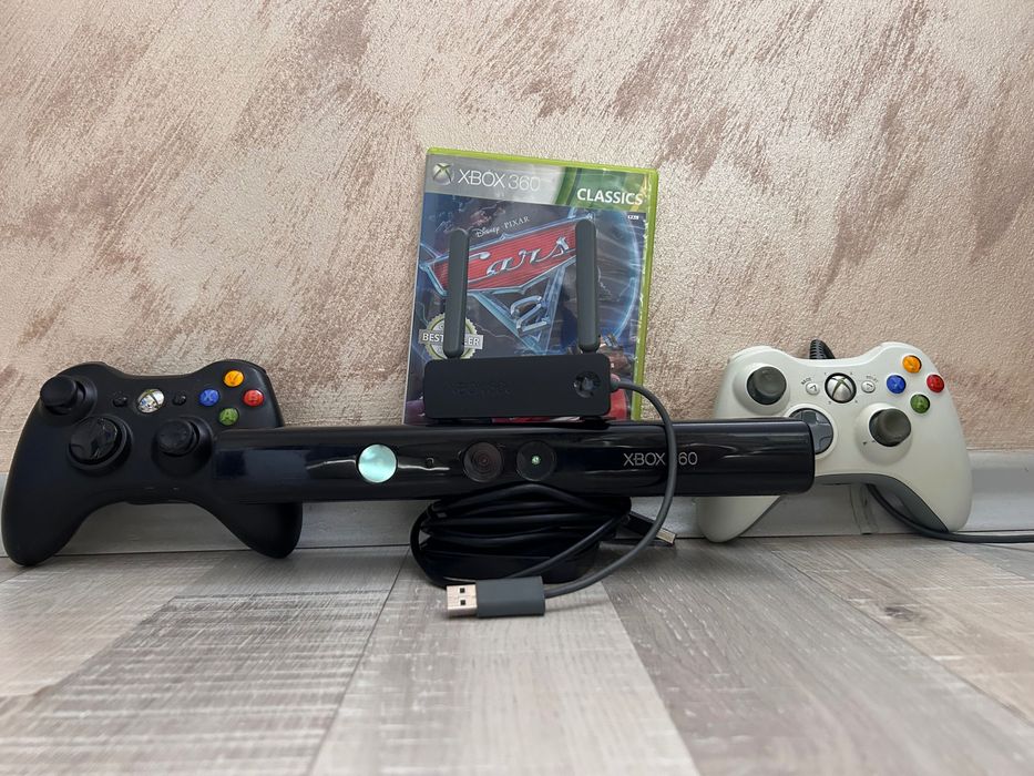 Xbox 360 + два джойстика + kinect + игри