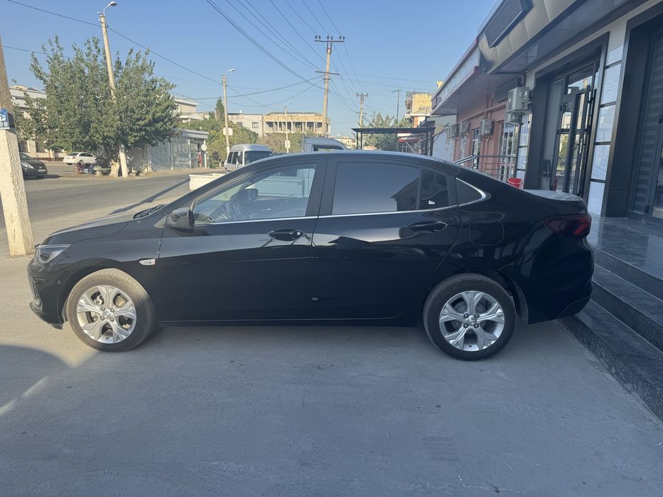 Onix moshinasi sotiladi