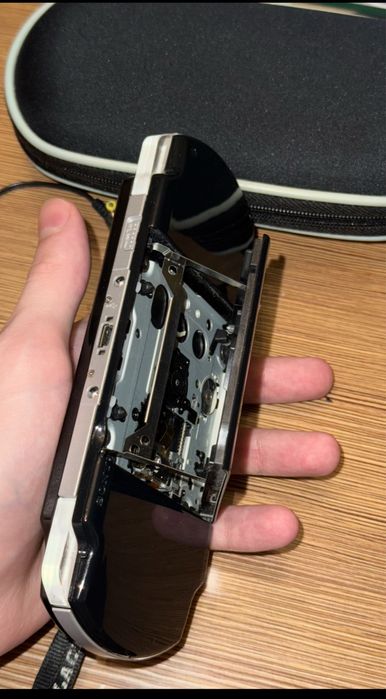 PSP 2000 купи её и окунись в детсво