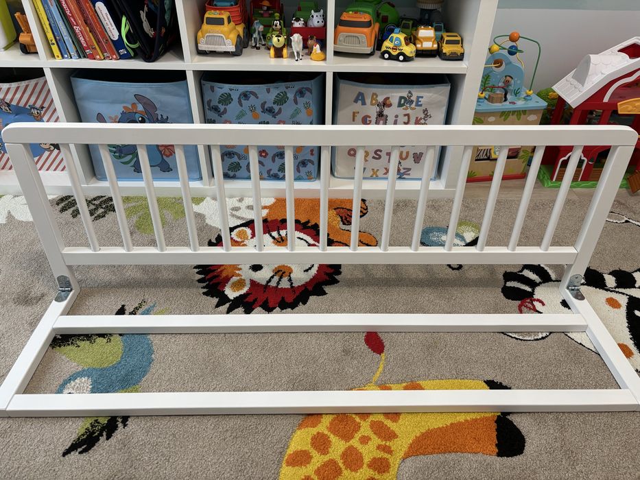 Дървена преграда за легло