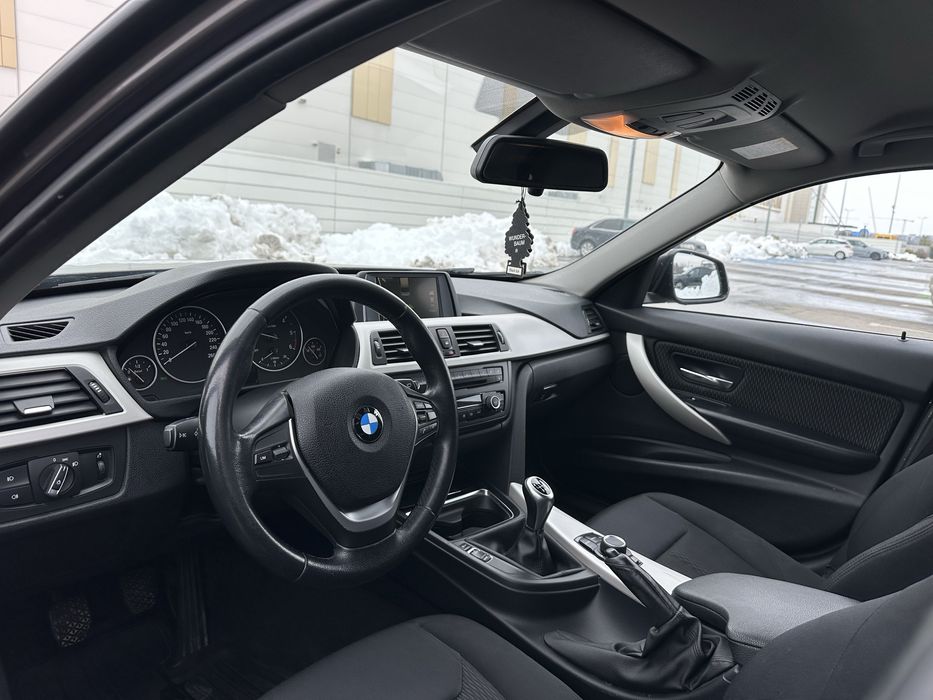 Bmw Seria 3  An fabricatie 2013 motor 2.0 diesel far bi-xenon!!