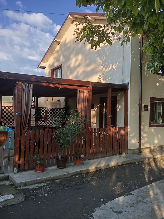 Casă cu 2 apartamente, intrări separate – Malu Mare – teren 2365 m², a