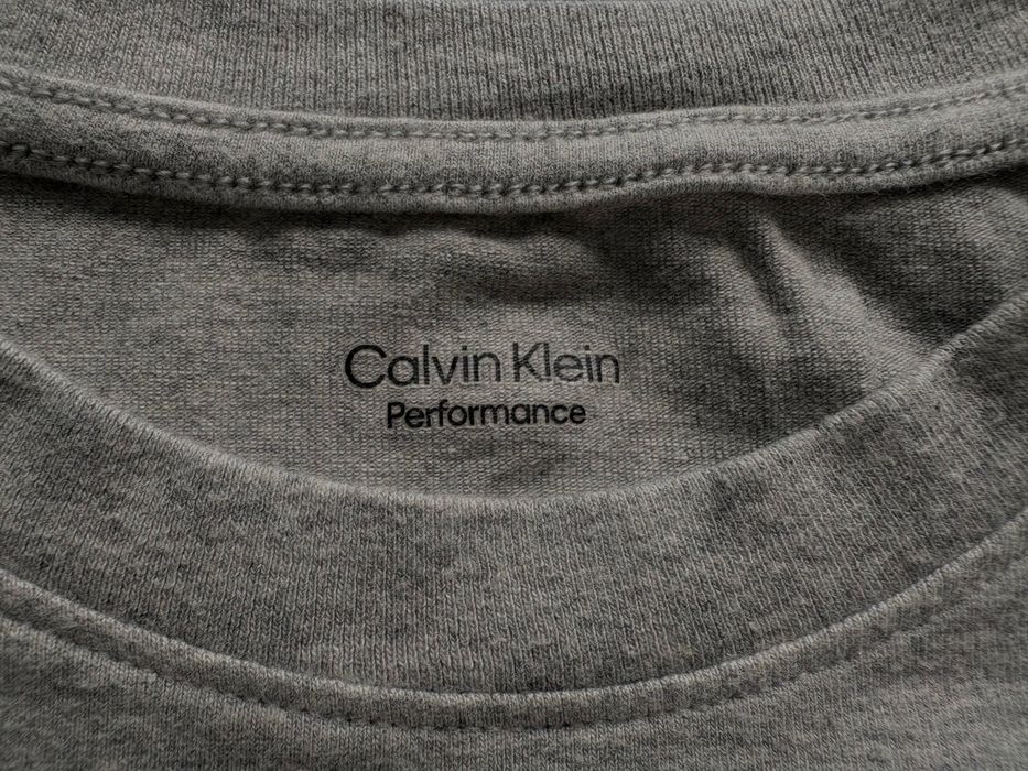 Оригинална кроп тениска Calvin Klein