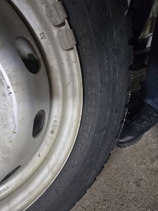 Продам колеса шипованные