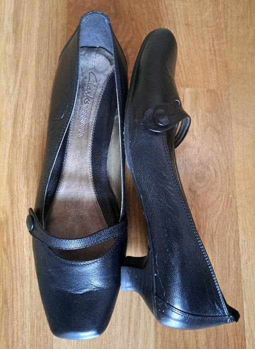 Официални обувки Clarks с нисък ток