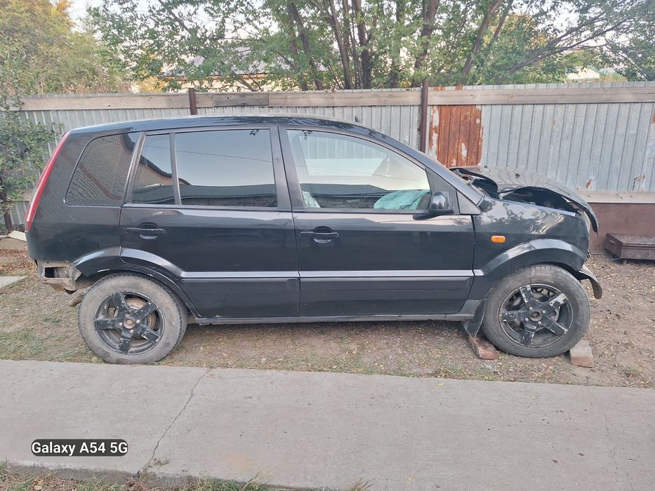 Ford Fusion 2006г. В аварийном состоянии.