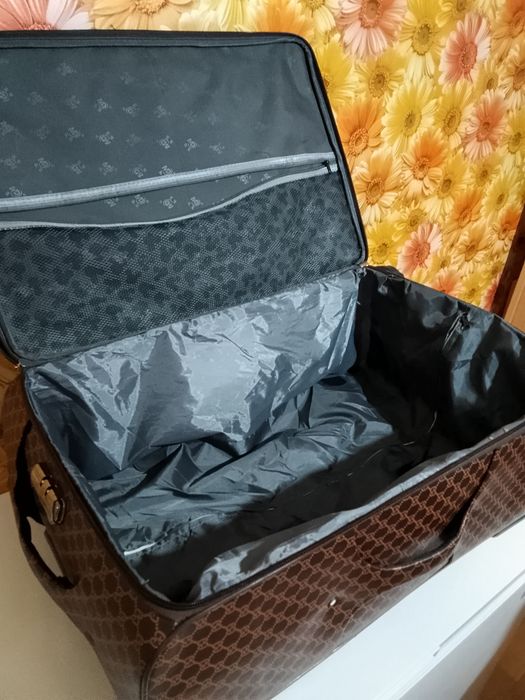 Продам новый чемодан дорожный