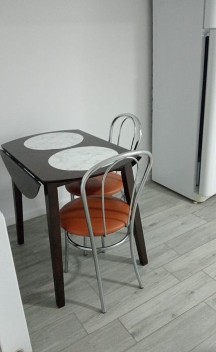 Închiriez apartament cu 2 camere