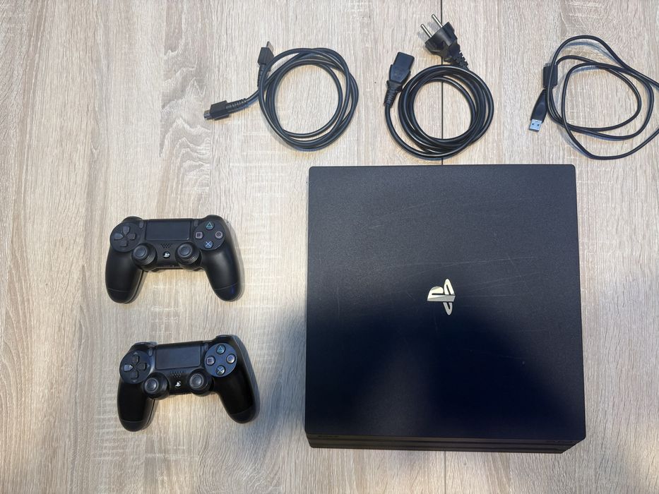 PlayStation 4 Pro 1TB + 2 controllere + cabluri
