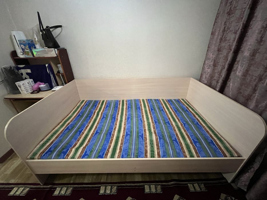 Продается кровать полуторка с матрасом