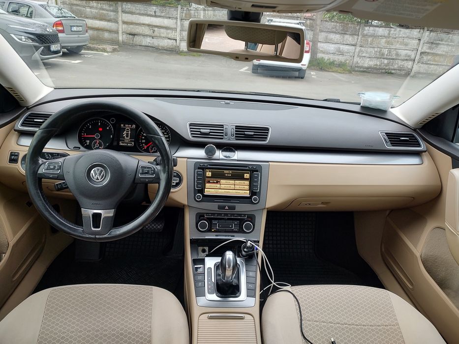 VOLKSWAGEN Passat 2011