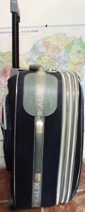 Куфар голям с дръжка на колела