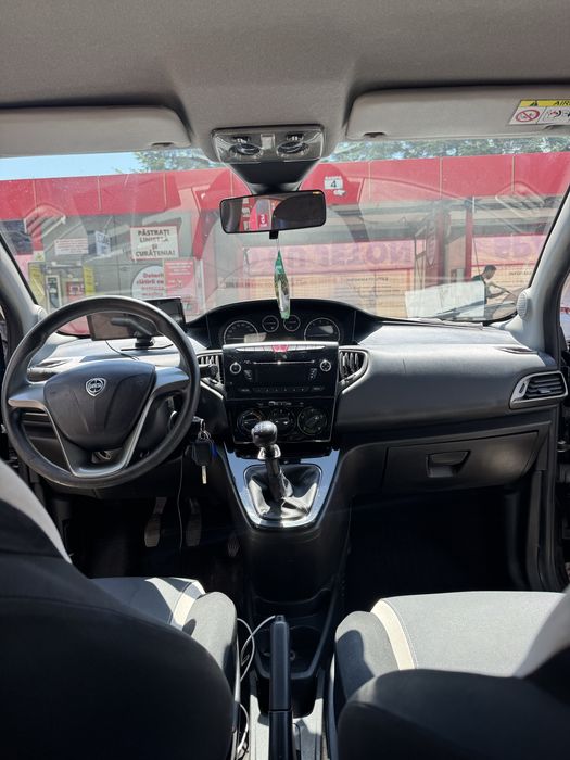 Lancia ypsilon 2014