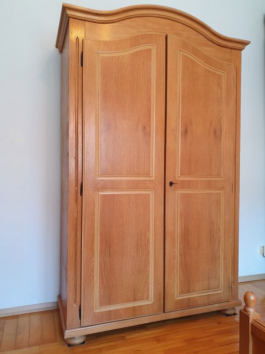 Șifonier/ Dulap din lemn și noptieră