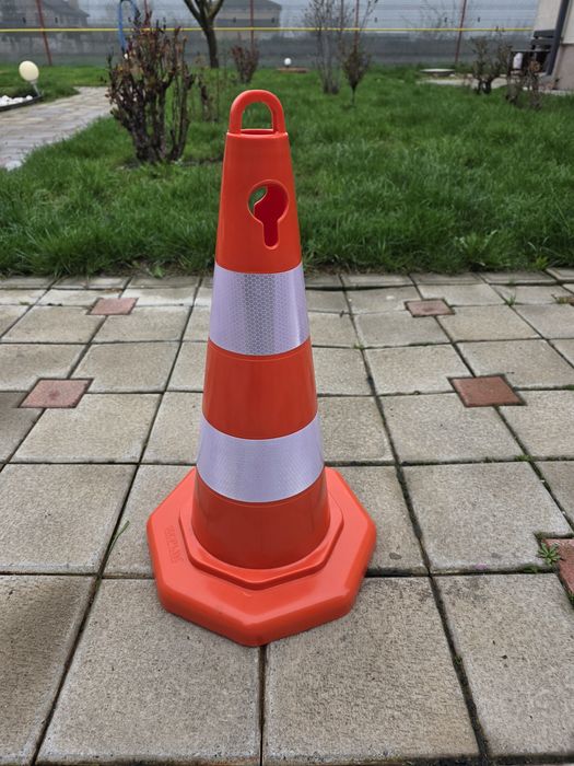 Con rutier cu banda reflectorizanta