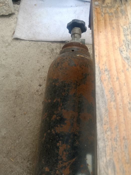 Tub oxigen mare și unul de co2