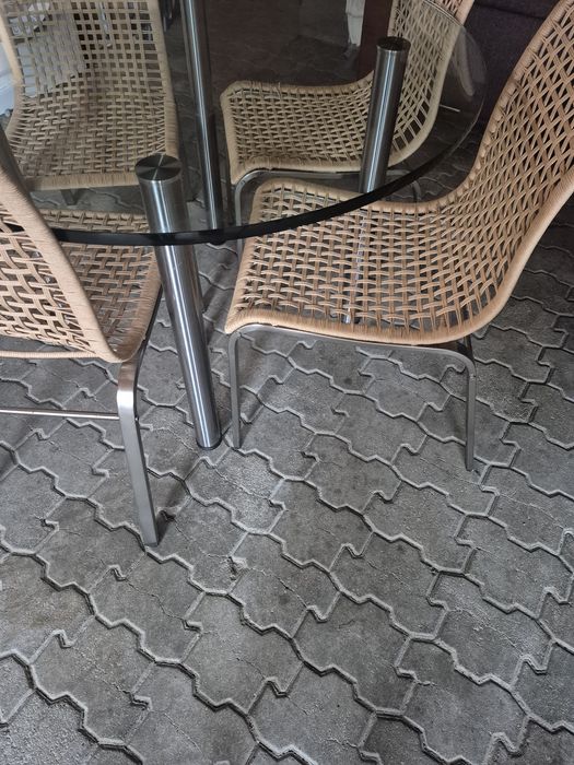 Vând masă sticlă cu 4 scaune.