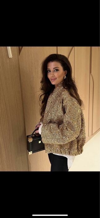 Красивый золотистый бомбер