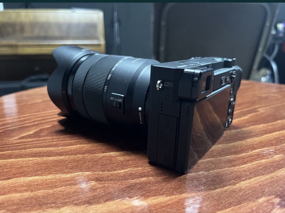 Vand kit sony a6400 cu obiectiv 18-135mm, acumulator si card 256gb
