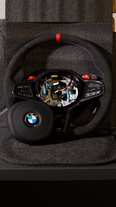 Алкантара Волан BMW G-Series – Кован Карбон и Червени M-Бутони