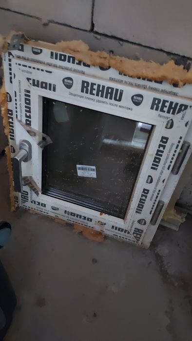 Форточка окно Rehau