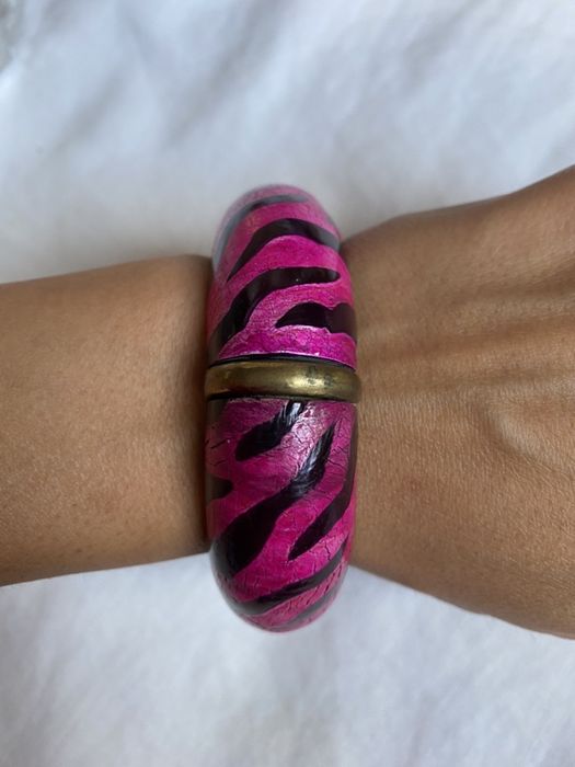 Красива лилаво цикламена индийска гривна