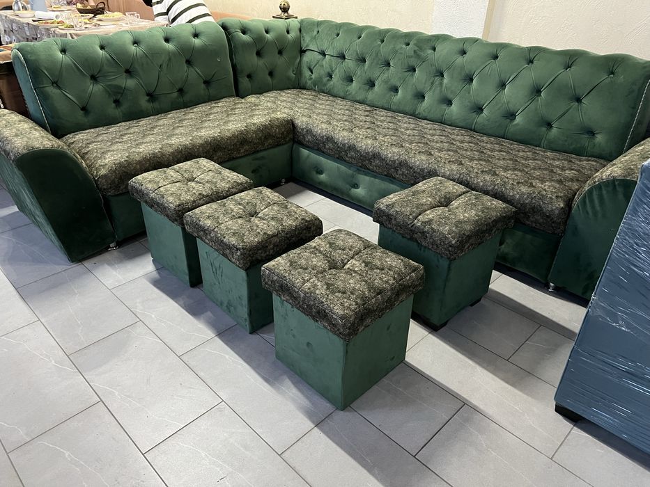 Уголок диван с 4 пуфиками зеленого цвета