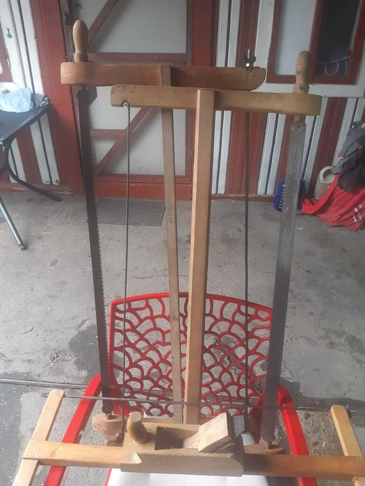 Ferastrau cu cadru de lemn