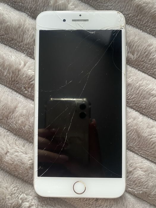 Продам Айфон 8+.