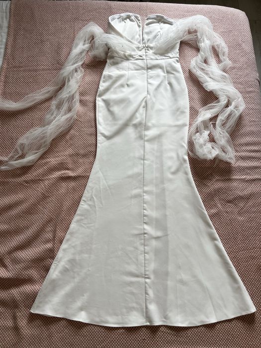Rochie lunga, alba, cu crapatura pe picior