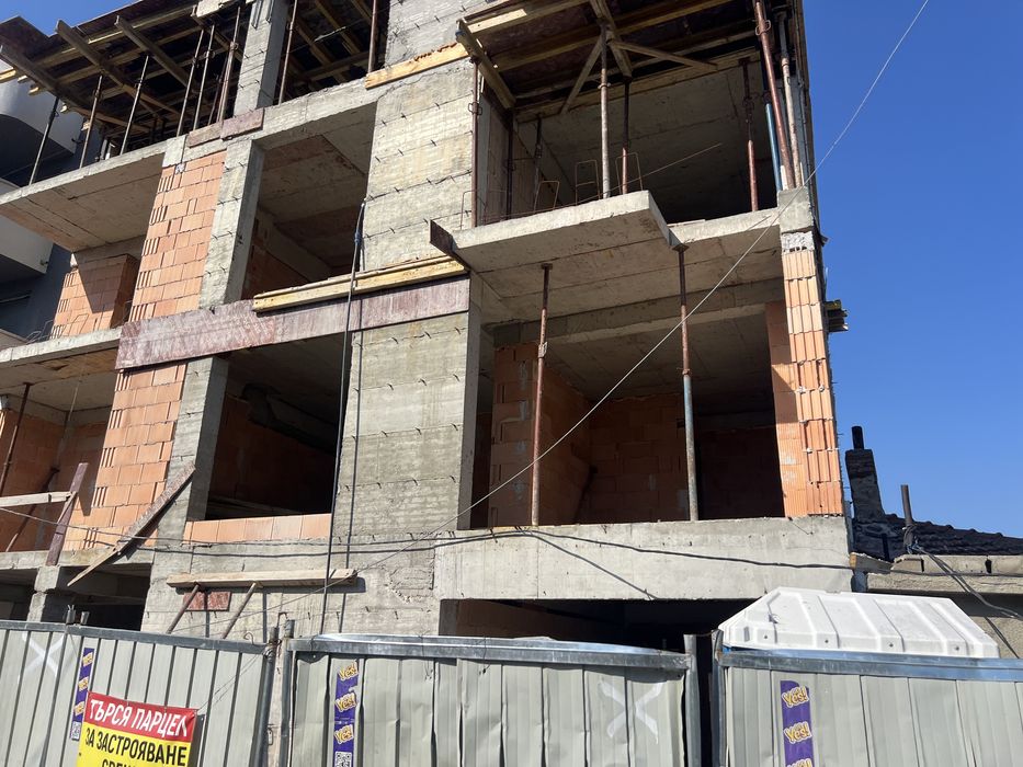 Тристаен Апартамент