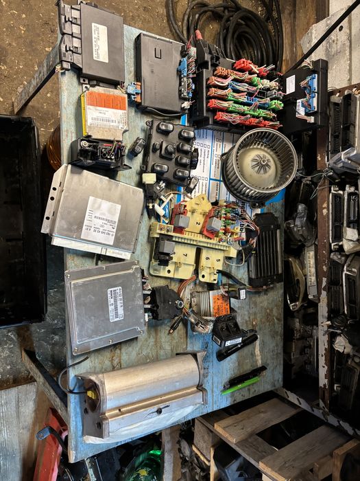 Компютър двигател/esp ,реле подгрев, бушониера и bsi за МЛ 163 2.7 цди