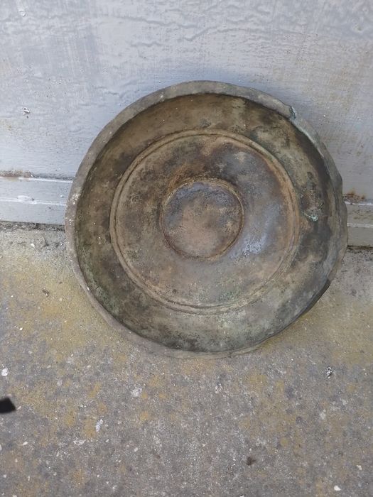 Много стара медна купа