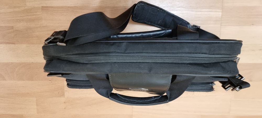 Продается сумка для ноутбука Samsonite

Цена 19000т

Описание 
Продает